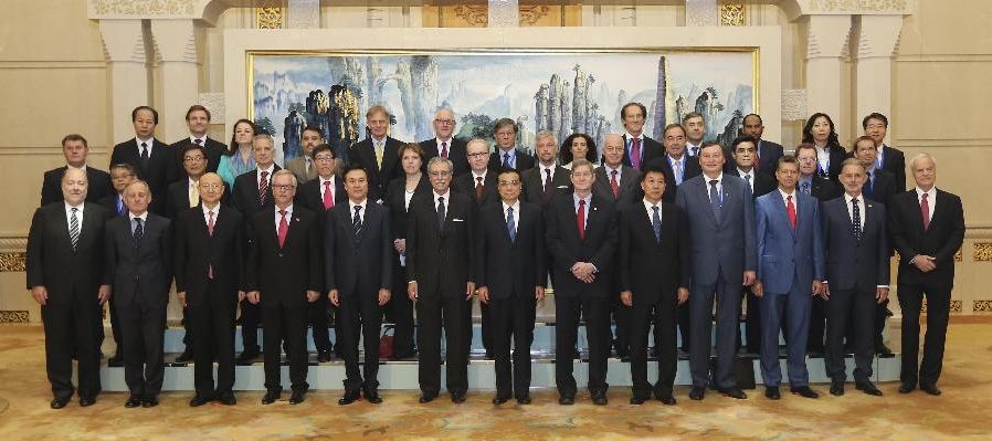 Gruppenbild der Teilnehmer an der China Quality Conference mit dem chinesischen Ministerpräsidenten Li Keqiang ( 1. Reihe Mitte) und DGQ-Präsident Dr. Jürgen Varwig (4.v.l.).