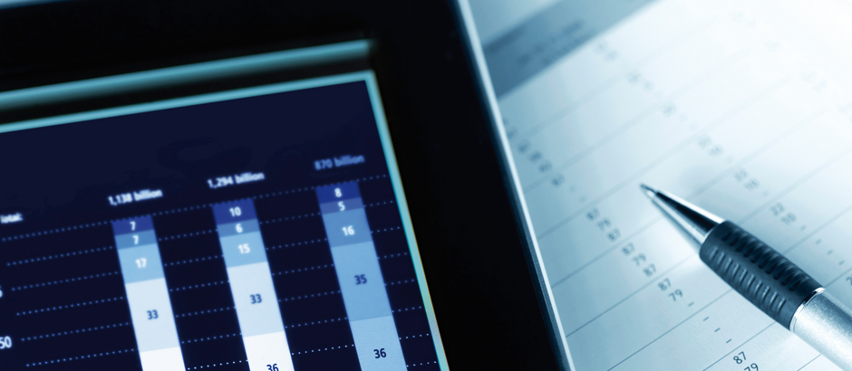 Das Bild zeigt eine Nahaufnahme eines Tablets, das Diagramme und Zahlen darstellt, sowie einen Stift und ein Blatt Papier mit weiteren Zahlen. Es scheint sich um eine Szene zu handeln, die mit Finanzanalyse, Datenmanagement oder Geschäftsberichterstattung zu tun hat.