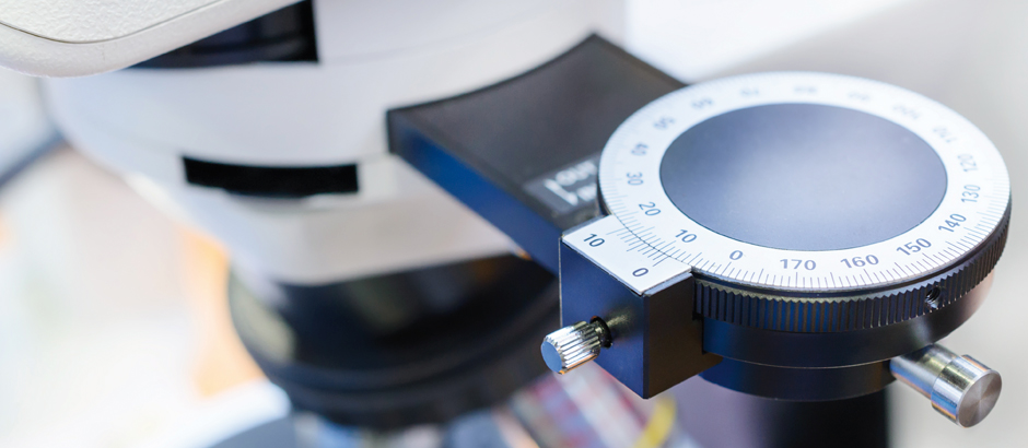 Das abgebildete Objekt ist ein petrographisches Mikroskop, auch bekannt als Polarisationsmikroskop.