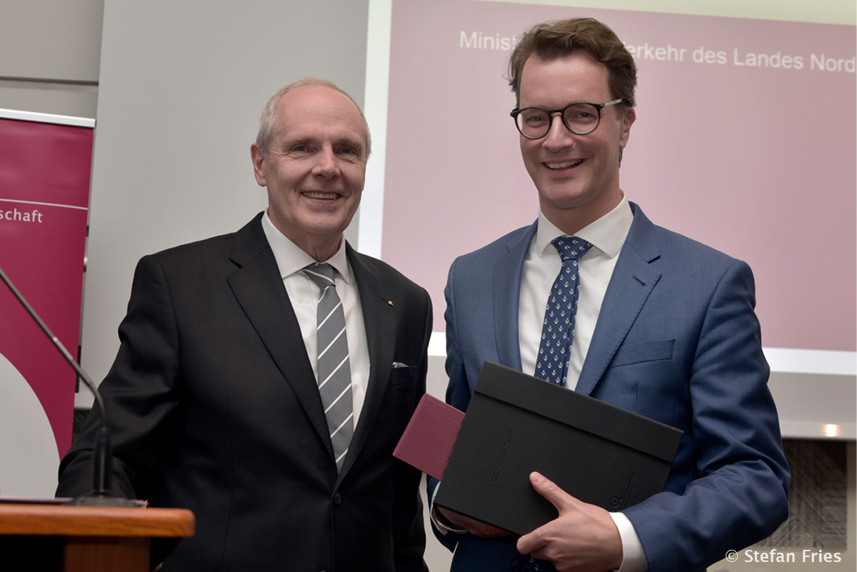 #nivoslider-U4csJ-19669-caption-2 DGQ-Präsident Udo Hansen (links) mit Hendrik Wüst, Minister für Verkehr des Landes Nordrhein-Westfalen