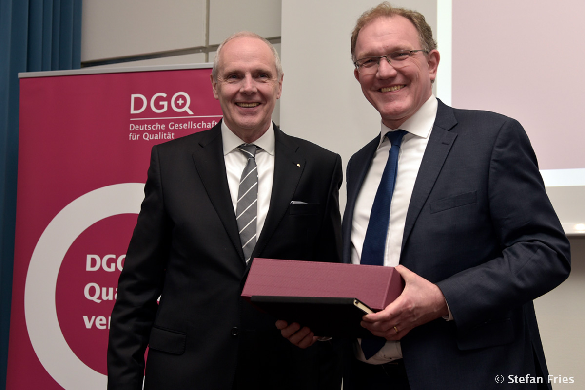 #nivoslider-U4csJ-19669-caption-5 DGQ-Präsident Udo Hansen (links) mit Gregor Berghausen, Hauptgeschäftsführer der Industrie- und Handelskammer zu Düsseldorf.