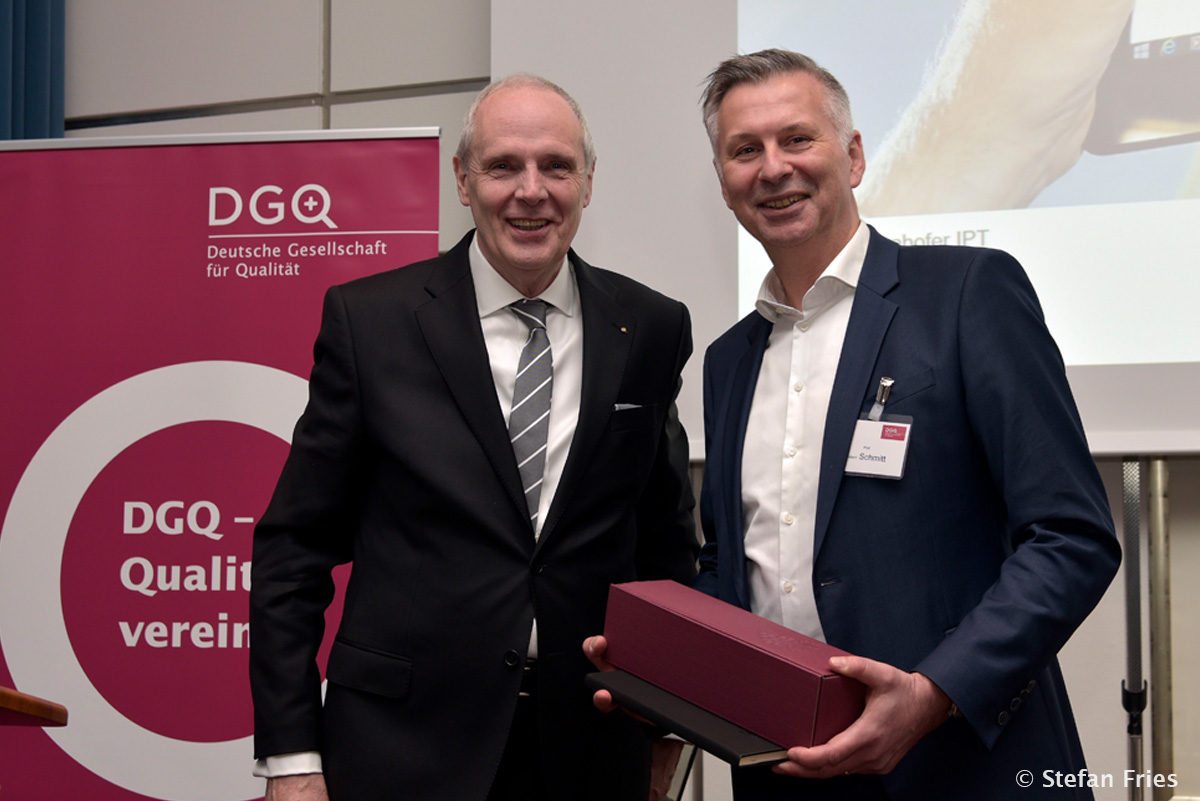 #nivoslider-U4csJ-19669-caption-7 DGQ-Präsident Udo Hansen (links) mit Prof. Dr.-Ing. Robert Schmitt, Direktor WZL der RWTH Aachen und des Fraunhofer IPT sowie Vorstandsmitglied der DGQ.