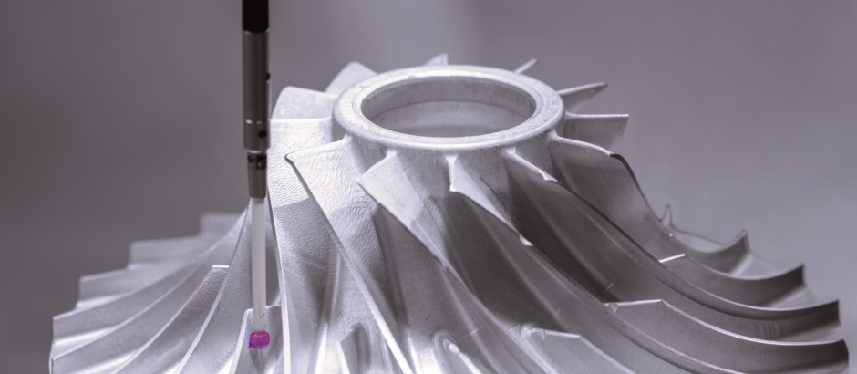 Das Bild zeigt eine Turbine oder ein Turbinenteil, das mit einem 3D-Drucker hergestellt wurde oder in einem Prozess der additiven Fertigung gefertigt wird