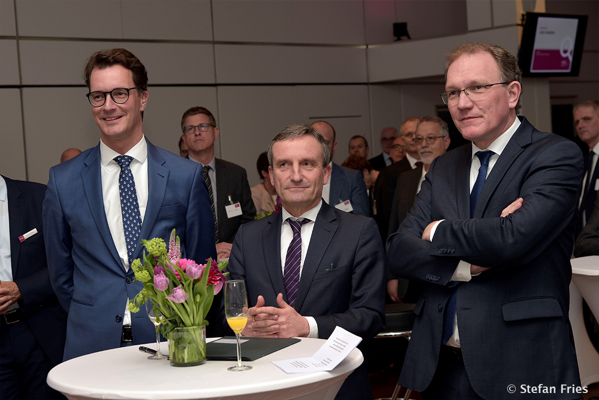#nivoslider-U4csJ-19669-caption-9 Hendrik Wüst, Minister für Verkehr des Landes Nordrhein-Westfalen mit Thomas Geisel, Oberbürgermeister von Düsseldorf und Gregor Berghausen, Hauptgeschäftsführer der Industrie- und Handelskammer zu Düsseldorf