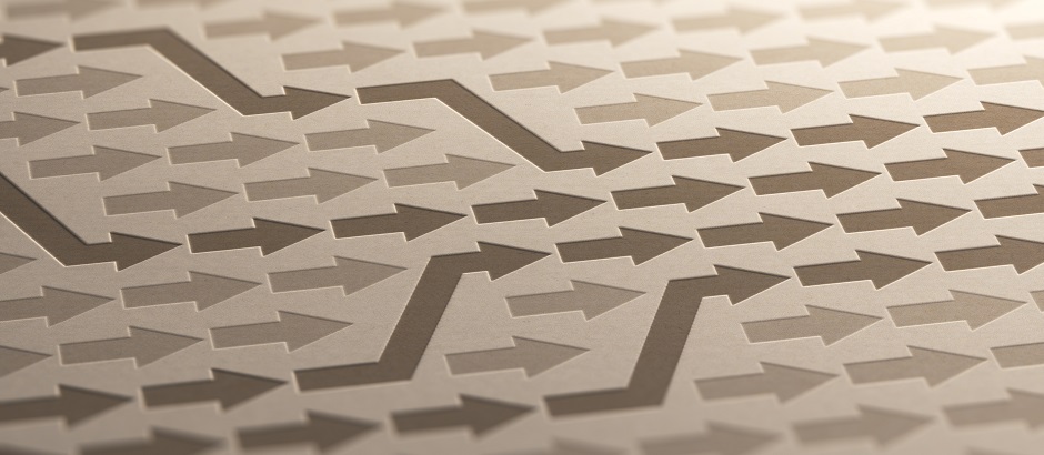 3D-Illustration vieler Pfeile, die ihre Richtung ändern und auf ein gemeinsames Ziel auf braunem Kraftpapier zulaufen. Hintergrund für Konvergenz.