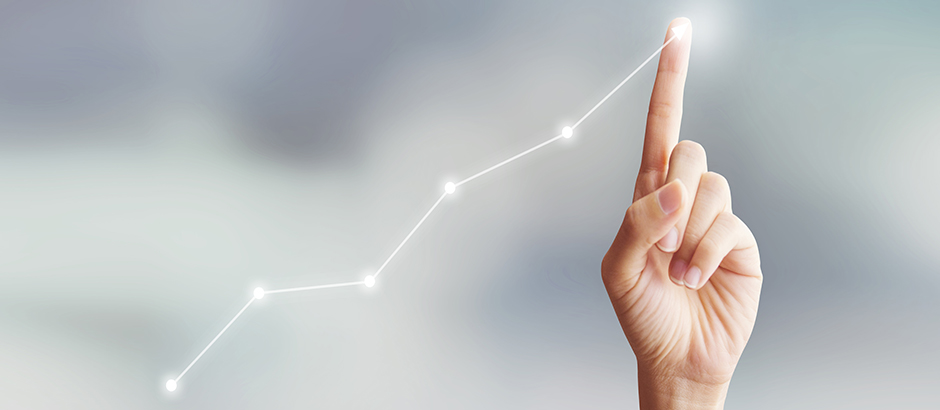 Hand zeigt auf aufsteigende digitale Linie – Symbol für Wachstum und Fortschritt.