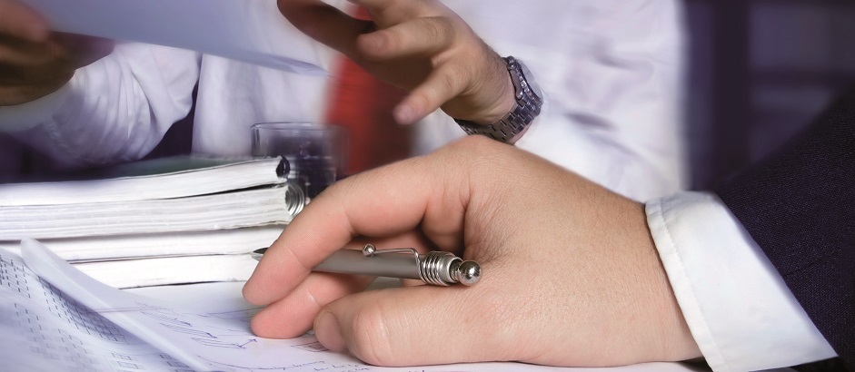 Zwei Männer in Anzügen führen eine Besprechung bezüglich einer neuen Geschäftsidee durch