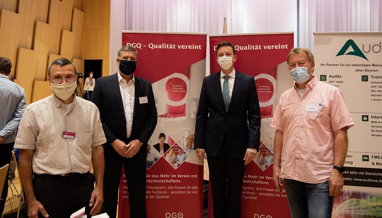 Foto von Tobias Hans während seines Besuchs am Informationsstand der DGQ.
