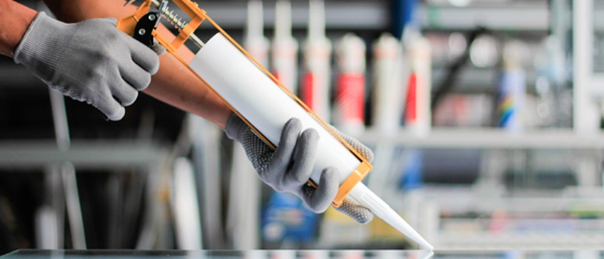 Die Aushärtung eines Silikon-Klebstoffs