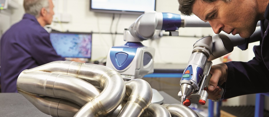 Ein Mann arbeitet mit einem Schweißgerät an einem KFZ-Auspuff