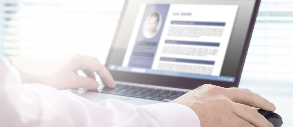 Man am Computer. Symbolbild für Karriereportal