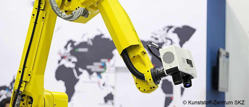 Ein Roboter prüft auf Fehlstellen an einem Kunststoff-Modell