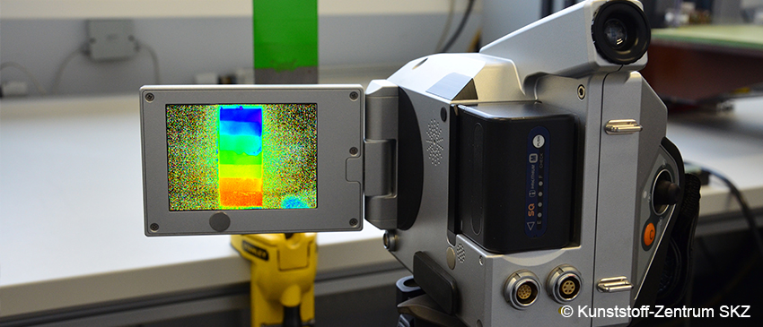 Aufbau eines Laborsystems zur Schichtdickenmessung mittels des am SKZ entwickelten Messverfahrens. Eine Wärmebildkamera zeigt dabei farblich kodiert die in Sekunden ermittelte Schichtdicke eines stufenförmig, grün beschichteten Bauteils mit Dicken im ein- bis dreistelligen Mikrometerbereich an.