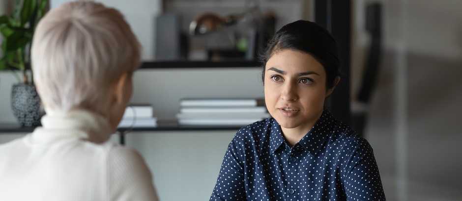 Zwei Frauen führen ein Consulting-Gespräch durch