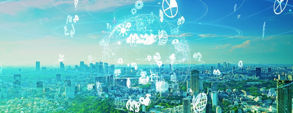 Stadtpanorama mit überlagerter digitaler Darstellung von Symbolen zu Nachhaltigkeit, Umwelt und Technologie in einer vernetzten Welt.