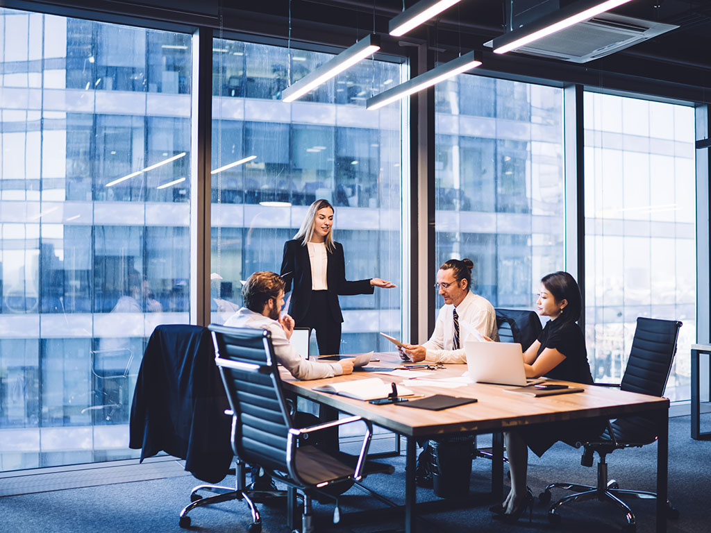 Compliance Officer als externer Berater bei einer Unternehmensberatung tätig.