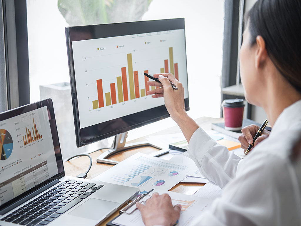 Compliancer Officer arbeitet im Bereich Finanzdienstleistungen