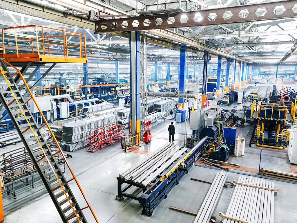 Eine Lagerhalle mit Materialien für die Produktion von Schwertechnik