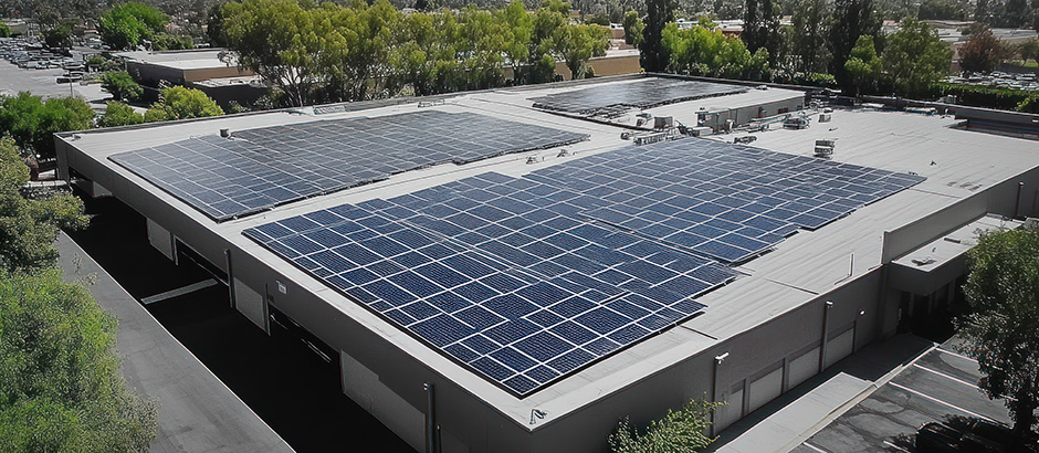 Solarpanele auf dem Dach eines Unternehmensgebäudes