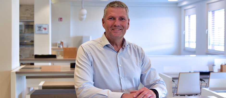 Man sieht Jürgen Freund, Leiter der DGQ-Geschäftsstelle Frankfurt